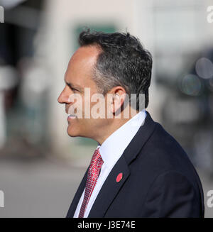 Gouverneur Matt Bevin (R-KY) a rencontré des membres de l'industrie des courses de chevaux à Churchill Downs le 2 mai, 2017 à Louisville, Kentucky. La visite du Gouverneur survient quelques jours avant la 143e exécution du Kentucky Derby. Banque D'Images