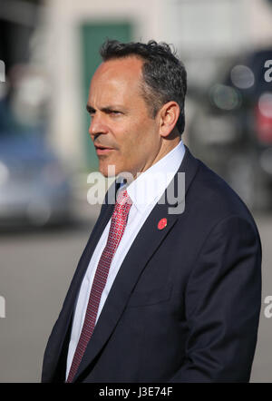 Gouverneur Matt Bevin (R-KY) a rencontré des membres de l'industrie des courses de chevaux à Churchill Downs le 2 mai, 2017 à Louisville, Kentucky. La visite du Gouverneur survient quelques jours avant la 143e exécution du Kentucky Derby. Banque D'Images