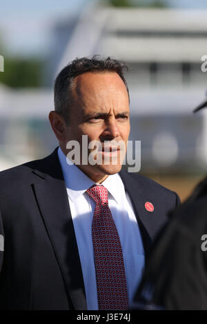 Gouverneur Matt Bevin (R-KY) a rencontré des membres de l'industrie des courses de chevaux à Churchill Downs le 2 mai, 2017 à Louisville, Kentucky. La visite du Gouverneur survient quelques jours avant la 143e exécution du Kentucky Derby. Banque D'Images