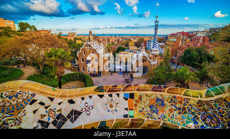 Barcelone, Catalogne, Espagne : le Parc Guell d'Antoni Gaudi au coucher du soleil Banque D'Images