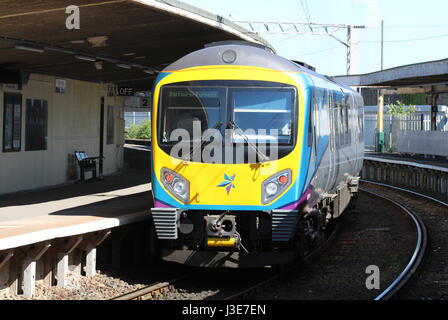 Class 185 diesel Desiro dans la nouvelle première livrée TransPennine à Carnforth gare avec un service à Barrow-in-Furness. Banque D'Images