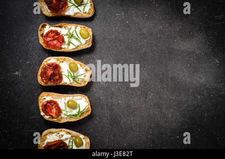 Coup de frais généraux mini sandwiches sur tableau noir Banque D'Images