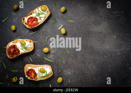 Coup de frais généraux mini sandwiches sur tableau noir Banque D'Images