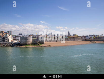 La tour ronde et les fortifications à l'entrée de Portsmouth Harbour Banque D'Images