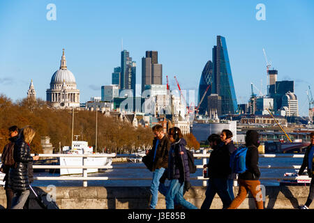 Londres, Royaume-Uni - 13 mars 2017 - Ville de Londres vu de Waterloo Bridge avec les piétons à l'avant-plan flou Banque D'Images