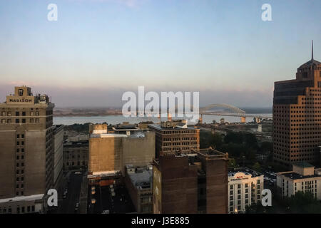 Début de soleil sur Memphis, Tenessesse à bâtiments au cours de la rivière Mississippi Banque D'Images