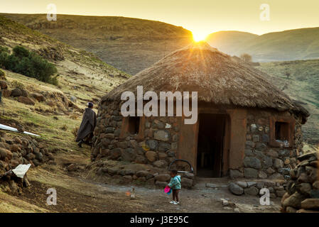 Hut avec kid porte dans le coucher du soleil (Lesotho) Banque D'Images