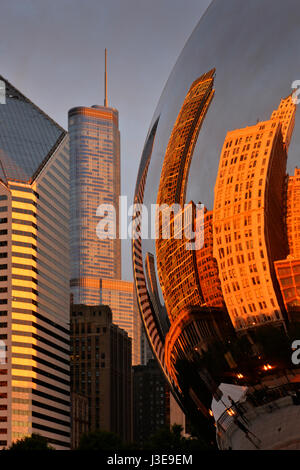 Photo tôt le matin au Parc Millenium montrant le Bean, et les édifices de la Michigan Avenue et réflexions USA Banque D'Images