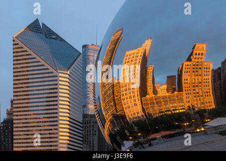 Photo tôt le matin au Parc Millenium montrant le Bean, et les édifices de la Michigan Avenue et réflexions USA Banque D'Images