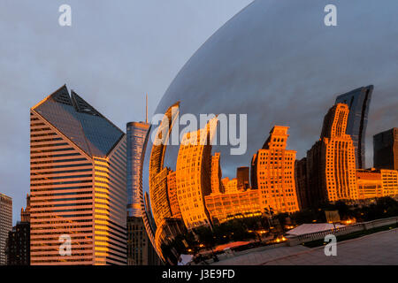 Photo tôt le matin au Parc Millenium montrant le Bean, et les édifices de la Michigan Avenue et réflexions USA Banque D'Images