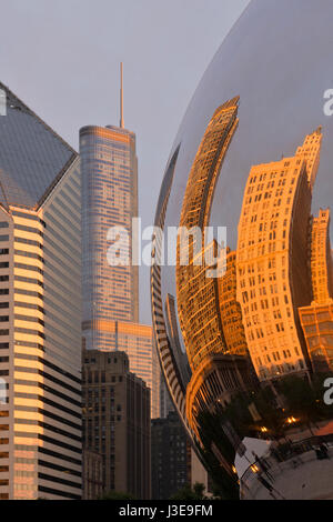 Photo tôt le matin au Parc Millenium montrant le Bean, et les édifices de la Michigan Avenue et réflexions USA Banque D'Images