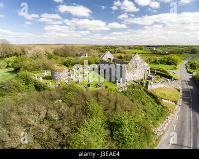 Vue aérienne d'une vieille ruine d'une église et d'inhumation cimetière irlandais dans le comté de Clare, Irlande. Situé dans le parc national de Burren lan campagne Banque D'Images