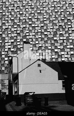 L'Cheesegrater dominant le Roebuck, Charles St, Sheffield. Tourné le 01 mai 2017, l'appareil photo Olympus OM4, 50mm, F8.0, Film Ilfo Banque D'Images