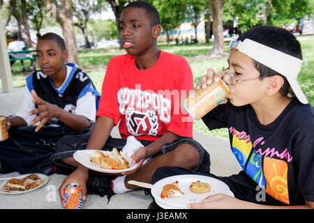 Miami Florida,Homestead,Robey George Park,pique-nique de sensibilisation,Drugsfree Youth in Town DFYIT club,anti-addiction programme organisation à but non lucratif,Hispanic la Banque D'Images