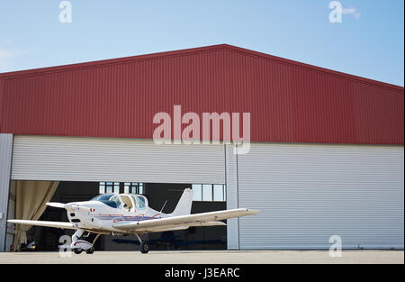 Hangar de jet dans le champ de l'aéroport Banque D'Images