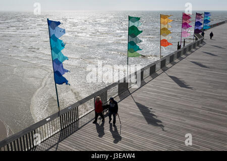 Les visiteurs de Hastings Pier à pied sous les drapeaux de la Banque mondiale, le 29 avril 2017, à Hastings, East Sussex, Angleterre. Banque D'Images