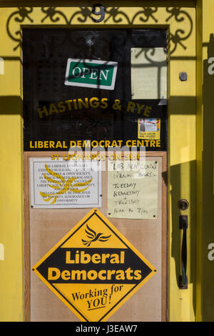 Dans la circonscription de députés conservateurs d'accueil Secrétaire, Rudd, Ambre est le Parti libéral démocrate dans la fenêtre de Saint-Léonard, le 29 avril 2017, à St Leonards, East Sussex, Angleterre. Banque D'Images