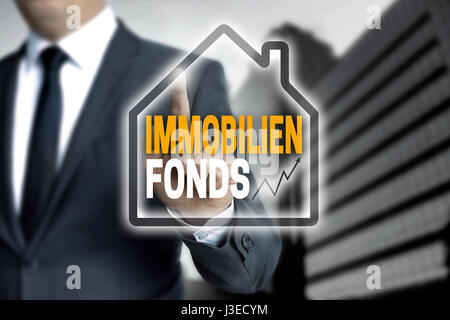 Immobilienfonds (en allemand real estate fund) écran tactile est exploité par l'homme d'affaires. Banque D'Images