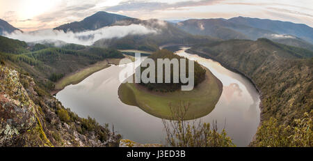 Méandre de la rivière Alagon appelé Melero, à Riomalo de Abajo, Alcantara, Espagne. Vue panoramique Banque D'Images