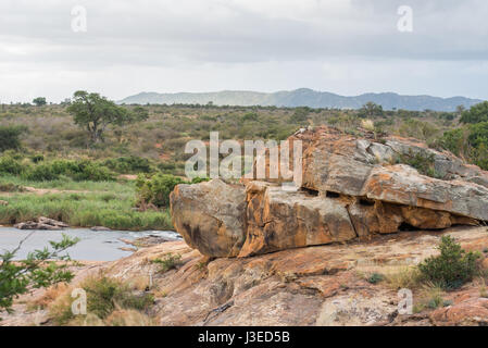 Paysage pittoresque d'un éperon rocheux le long de la rivière Sabie, avec des montagnes en arrière-plan Banque D'Images