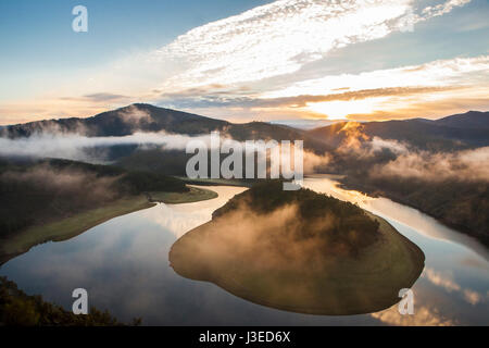 Misty lever du soleil à la rivière Alagon méandre. Cet endroit s'appelle la Melero et n'est pas loin de Riomalo de Abajo, Alcantara, Espagne Banque D'Images