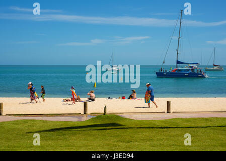 SHARK BAY, MONKEY MIA, AUSTRALIE - Jan 09, 2016 Dolphin Resort, les gens sur la plage, les vacanciers dans la baie de Monkey Mia, Australie occidentale, WA Banque D'Images