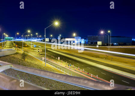 Construction d'une route, en bordure de chantier dans la nuit, l'autoroute re, de l'Australie-Occidentale, Perth, Australie Banque D'Images