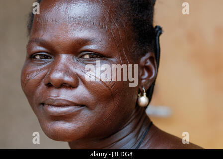 Le BURKINA FASO, Kaya, projet d'aide de l'église catholique pour filles mariées forcé dans l'art du portrait de femme, Boken avec scarification Banque D'Images