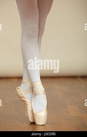 Libre de jambes du ballerine chaussures de ballet. Banque D'Images