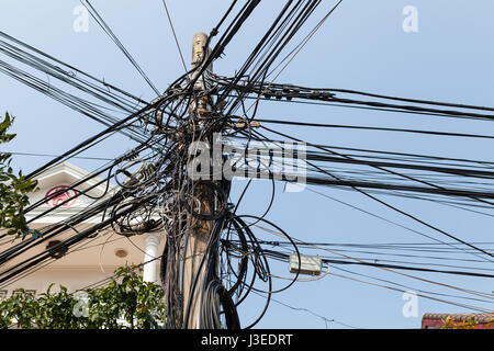 Hoi An, Vietnam - 11 mars 2017 : l'infrastructure malpropre typique au Vietnam. Le résultat de cette solution est le manque d'électricité ou d'Internet au cours de Banque D'Images