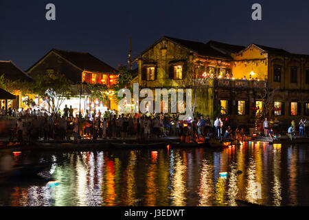 Hoi An, Vietnam - 11 mars 2017 : ville éclairée uniquement par des lanternes (lampes classiques sont éteints pendant ces vacances), festival Pleine Lune nuit Banque D'Images