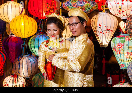 Hoi An, Vietnam - 11 mars 2017 : épouses vietnamiennes en costume traditionnel contre les lanternes colorées, Pleine lune nuit Banque D'Images