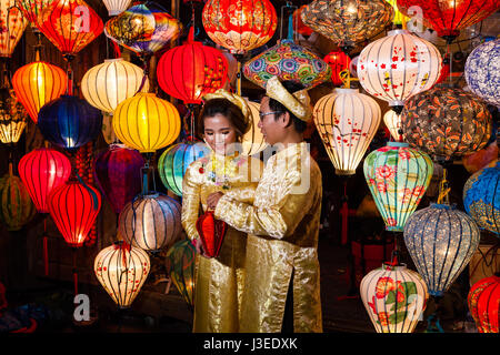 Hoi An, Vietnam - 11 mars 2017 : épouses vietnamiennes en costume traditionnel contre les lanternes colorées, Pleine lune nuit Banque D'Images