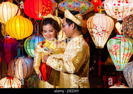 Hoi An, Vietnam - 11 mars 2017 : épouses vietnamiennes en costume traditionnel contre les lanternes colorées, Pleine lune nuit Banque D'Images