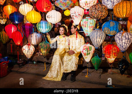 Hoi An, Vietnam - 11 mars 2017 : épouses vietnamiennes en costume traditionnel contre les lanternes colorées, Pleine lune nuit Banque D'Images