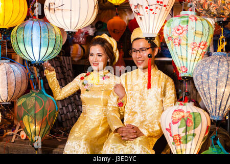 Hoi An, Vietnam - 11 mars 2017 : épouses vietnamiennes en costume traditionnel contre les lanternes colorées, Pleine lune nuit Banque D'Images