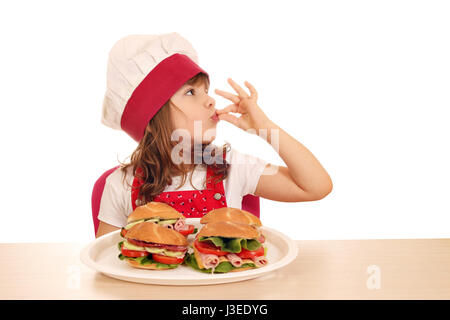 Petite fille cook avec ok part signer et sandwiches Banque D'Images