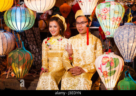 Hoi An, Vietnam - 11 mars 2017 : épouses vietnamiennes en costume traditionnel contre les lanternes colorées, Pleine lune nuit Banque D'Images