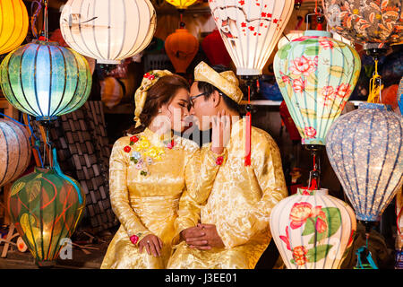 Hoi An, Vietnam - 11 mars 2017 : épouses vietnamiennes en costume traditionnel contre les lanternes colorées, Pleine lune nuit Banque D'Images