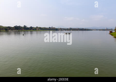 Hue, Vietnam - 10 mars 2017 : la vue de Da Vien pont vers la rivière des Parfums Banque D'Images