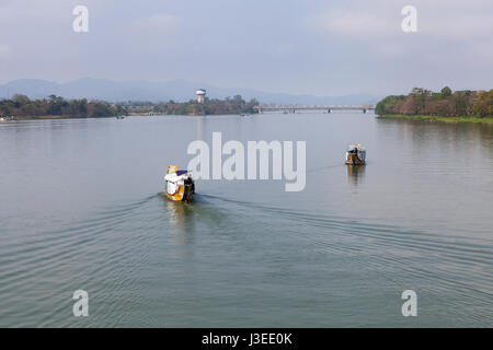 Hue, Vietnam - 10 mars 2017 : la vue de Da Vien pont vers la rivière des Parfums Banque D'Images