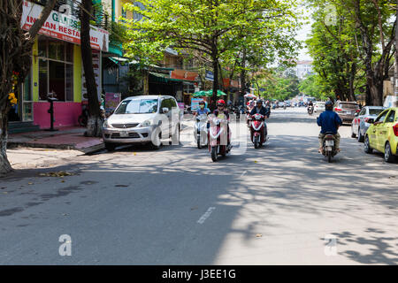 Hue, Vietnam - 10 mars 2017 : une rue typique de la ville vietnamienne Banque D'Images