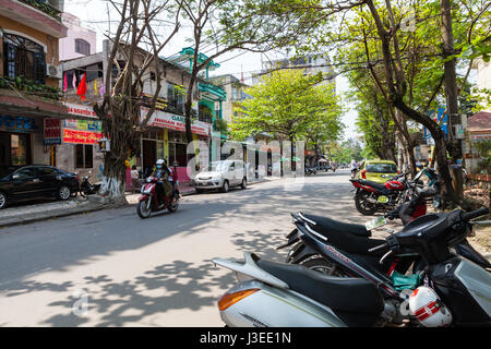 Hue, Vietnam - 10 mars 2017 : une rue typique de la ville vietnamienne Banque D'Images