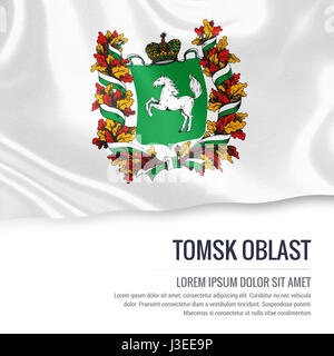 L'oblast de Tomsk, de l'Etat russe sur de brandir le drapeau d'un cas isolé sur fond blanc. Nom de l'état et la zone de texte pour votre message. 3D illustration. Banque D'Images