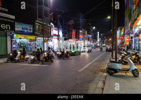 Hue, Vietnam - 10 mars 2017 : ville typique street at night Banque D'Images