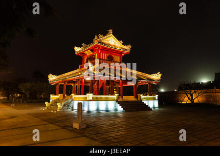 Hue, Vietnam - 10 mars 2017 : Phu Van Lau dans la nuit Banque D'Images