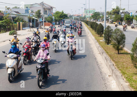 Vietnam - 11 mars 2017 : banlieue bondé Road (entre Da Nang et Hoi An). Le trafic lourd en raison de la prochaine Pleine Lune festival Banque D'Images