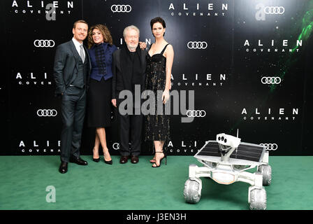 Michael Fassbender, Giannina Facio, Ridley Scott, Katherine Waterston et l'Audi Quattro Moonrover Luna dans le film d'arriver pour l'étranger : Pacte Premiere tenue à l'Odeon Leicester Square, Londres. Banque D'Images