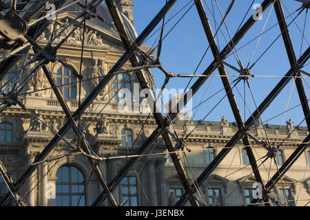 Toit de la pyramide d'entrée du Louvre, Paris, France. Tache de fond métal Banque D'Images