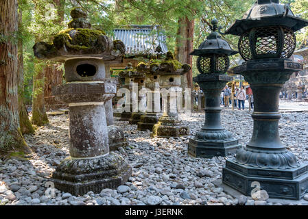 Les lanternes de pierre et de bronze au sanctuaire Toshogu, Nikko. Banque D'Images